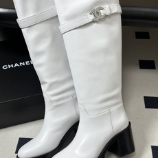秋冬新款Chanel 小香26B 双C扣带高跟直筒靴短靴/长靴系列 走秀款圆头粗跟长靴骑士靴直筒靴 非常爆真的是很耐看越 秋冬新款Chanel 小香26B 双C扣带高跟直筒靴短靴/长靴系列 走秀款圆头粗跟长靴骑士靴直筒靴 非常爆真的是很耐看越