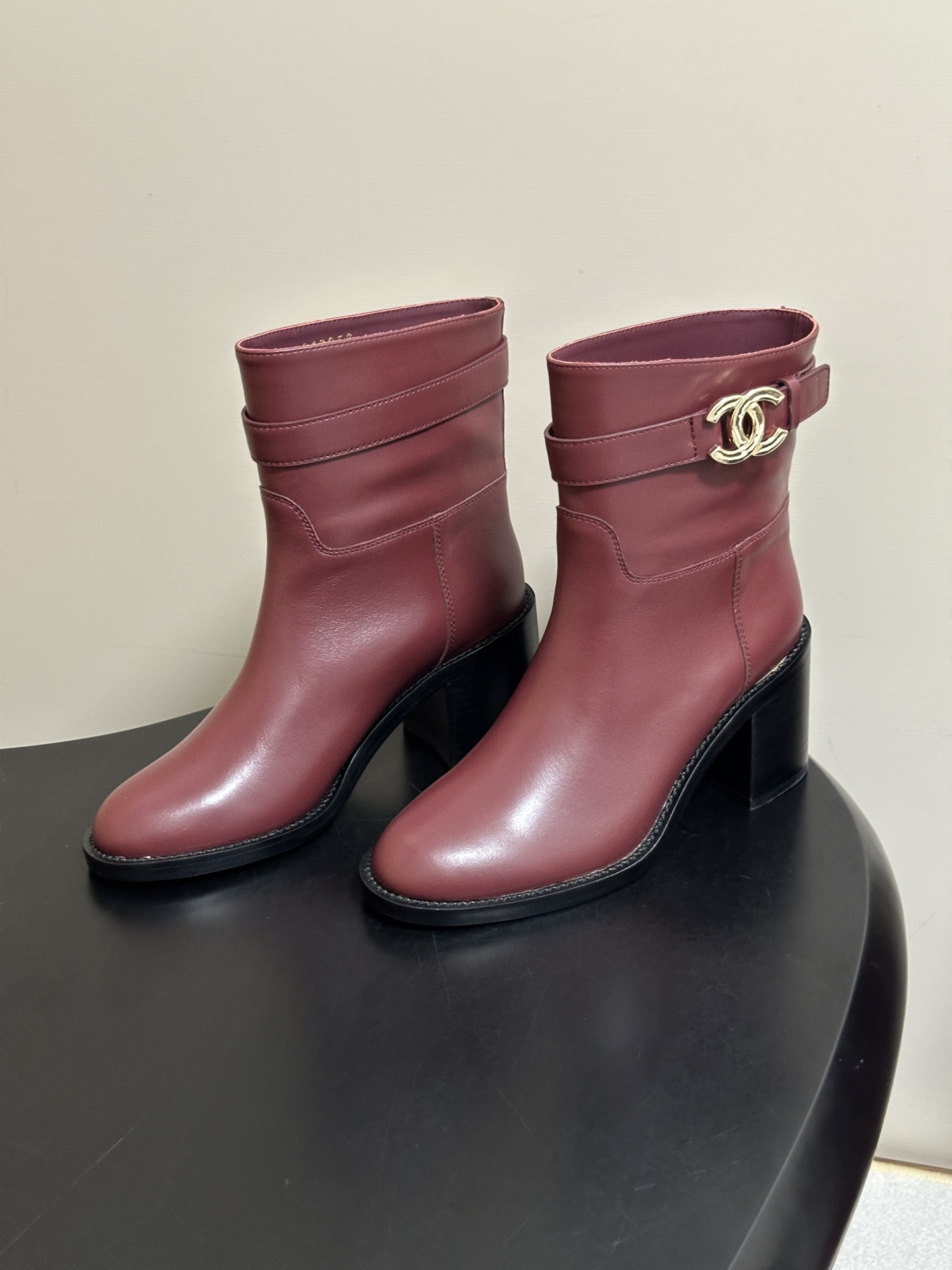 秋冬新款Chanel 小香26B 双C扣带高跟直筒靴短靴/长靴系列 走秀款圆头粗跟长靴骑士靴直筒靴 非常爆真的是很耐看越 秋冬新款Chanel 小香26B 双C扣带高跟直筒靴短靴/长靴系列 走秀款圆头粗跟长靴骑士靴直筒靴 非常爆真的是很耐看越
