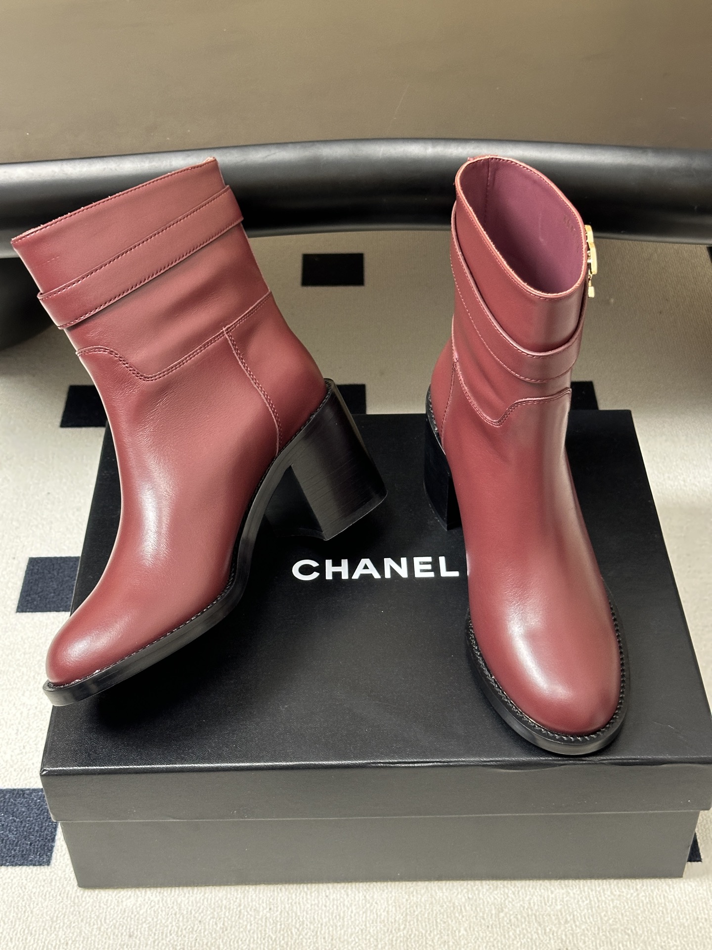 秋冬新款Chanel 小香26B 双C扣带高跟直筒靴短靴/长靴系列 走秀款圆头粗跟长靴骑士靴直筒靴 非常爆真的是很耐看越 秋冬新款Chanel 小香26B 双C扣带高跟直筒靴短靴/长靴系列 走秀款圆头粗跟长靴骑士靴直筒靴 非常爆真的是很耐看越