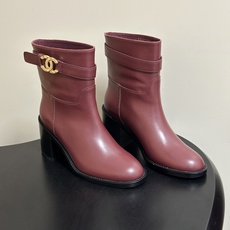 秋冬新款Chanel 小香26B 双C扣带高跟直筒靴短靴/长靴系列 走秀款圆头粗跟长靴骑士靴直筒靴 非常爆真的是很耐看越 秋冬新款Chanel 小香26B 双C扣带高跟直筒靴短靴/长靴系列 走秀款圆头粗跟长靴骑士靴直筒靴 非常爆真的是很耐看越