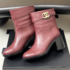 秋冬新款Chanel 小香26B 双C扣带高跟直筒靴短靴/长靴系列 走秀款圆头粗跟长靴骑士靴直筒靴 非常爆真的是很耐看越 秋冬新款Chanel 小香26B 双C扣带高跟直筒靴短靴/长靴系列 走秀款圆头粗跟长靴骑士靴直筒靴 非常爆真的是很耐看越
