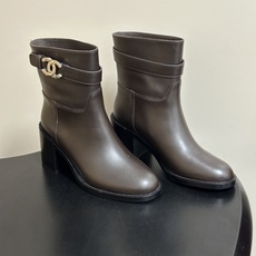 秋冬新款Chanel 小香26B 双C扣带高跟直筒靴短靴/长靴系列 走秀款圆头粗跟长靴骑士靴直筒靴 非常爆真的是很耐看越 秋冬新款Chanel 小香26B 双C扣带高跟直筒靴短靴/长靴系列 走秀款圆头粗跟长靴骑士靴直筒靴 非常爆真的是很耐看越