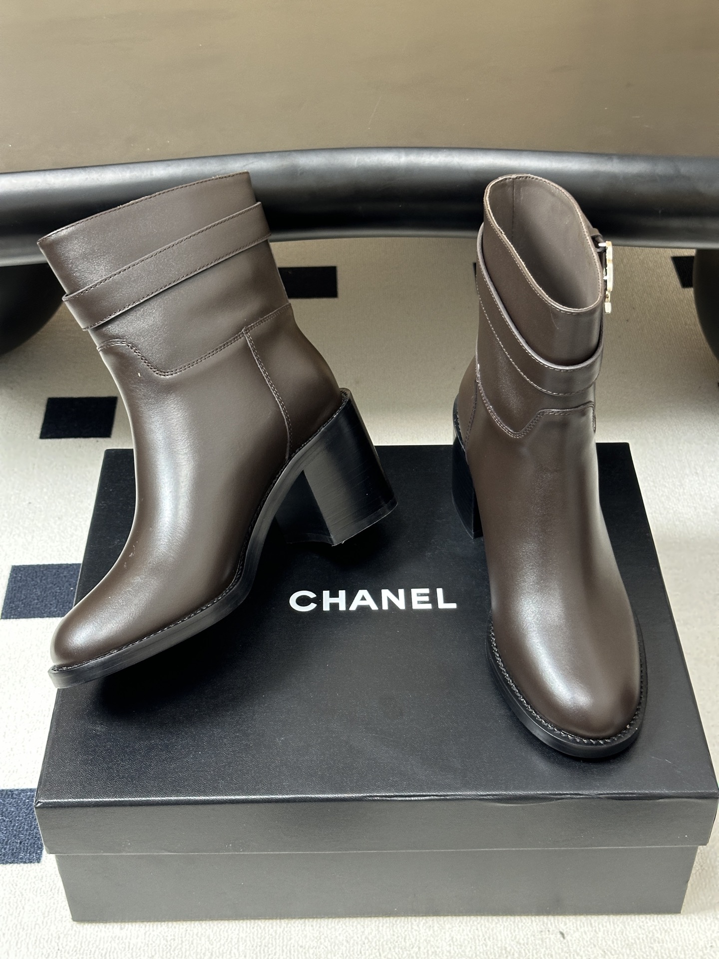 秋冬新款Chanel 小香26B 双C扣带高跟直筒靴短靴/长靴系列 走秀款圆头粗跟长靴骑士靴直筒靴 非常爆真的是很耐看越 秋冬新款Chanel 小香26B 双C扣带高跟直筒靴短靴/长靴系列 走秀款圆头粗跟长靴骑士靴直筒靴 非常爆真的是很耐看越