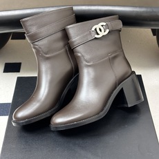 秋冬新款Chanel 小香26B 双C扣带高跟直筒靴短靴/长靴系列 走秀款圆头粗跟长靴骑士靴直筒靴 非常爆真的是很耐看越 秋冬新款Chanel 小香26B 双C扣带高跟直筒靴短靴/长靴系列 走秀款圆头粗跟长靴骑士靴直筒靴 非常爆真的是很耐看越