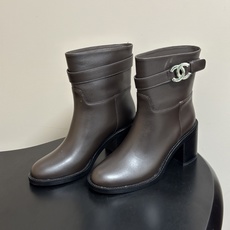 秋冬新款Chanel 小香26B 双C扣带高跟直筒靴短靴/长靴系列 走秀款圆头粗跟长靴骑士靴直筒靴 非常爆真的是很耐看越 秋冬新款Chanel 小香26B 双C扣带高跟直筒靴短靴/长靴系列 走秀款圆头粗跟长靴骑士靴直筒靴 非常爆真的是很耐看越