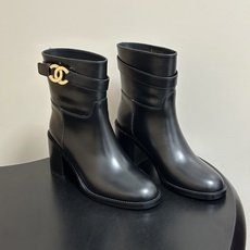秋冬新款Chanel 小香26B 双C扣带高跟直筒靴短靴/长靴系列 走秀款圆头粗跟长靴骑士靴直筒靴 非常爆真的是很耐看越 秋冬新款Chanel 小香26B 双C扣带高跟直筒靴短靴/长靴系列 走秀款圆头粗跟长靴骑士靴直筒靴 非常爆真的是很耐看越