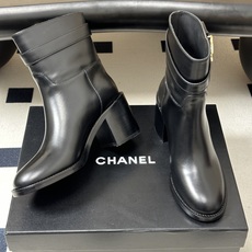 秋冬新款Chanel 小香26B 双C扣带高跟直筒靴短靴/长靴系列 走秀款圆头粗跟长靴骑士靴直筒靴 非常爆真的是很耐看越 秋冬新款Chanel 小香26B 双C扣带高跟直筒靴短靴/长靴系列 走秀款圆头粗跟长靴骑士靴直筒靴 非常爆真的是很耐看越