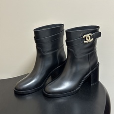 秋冬新款Chanel 小香26B 双C扣带高跟直筒靴短靴/长靴系列 走秀款圆头粗跟长靴骑士靴直筒靴 非常爆真的是很耐看越 秋冬新款Chanel 小香26B 双C扣带高跟直筒靴短靴/长靴系列 走秀款圆头粗跟长靴骑士靴直筒靴 非常爆真的是很耐看越