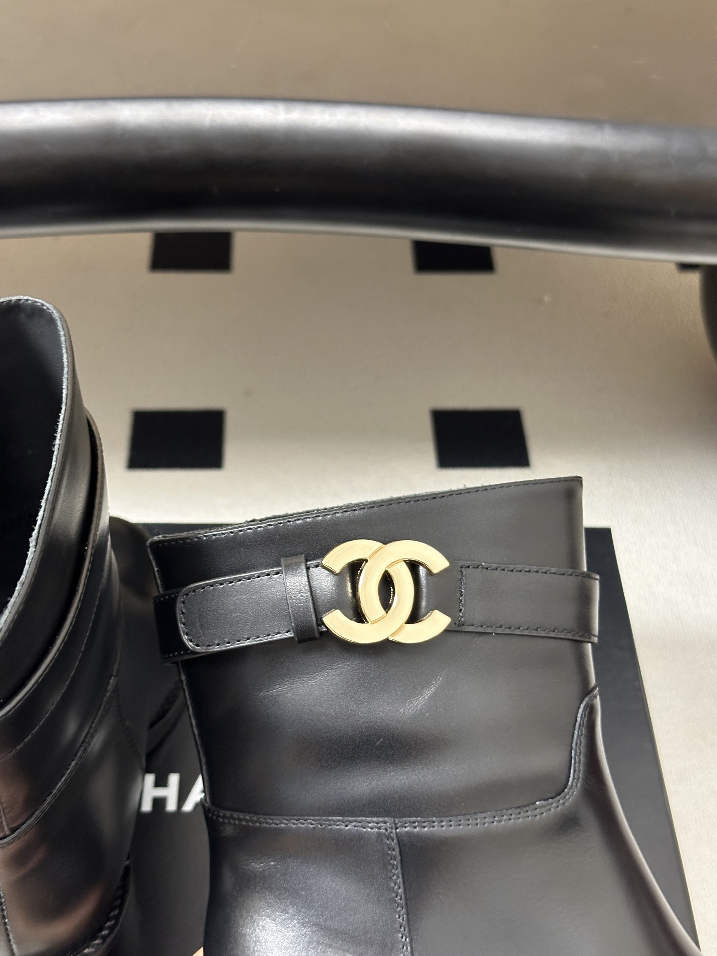 秋冬新款Chanel 小香26B 双C扣带高跟直筒靴短靴/长靴系列 走秀款圆头粗跟长靴骑士靴直筒靴 非常爆真的是很耐看越 秋冬新款Chanel 小香26B 双C扣带高跟直筒靴短靴/长靴系列 走秀款圆头粗跟长靴骑士靴直筒靴 非常爆真的是很耐看越
