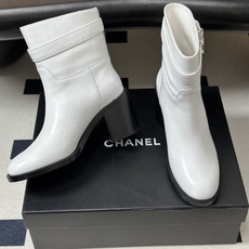 秋冬新款Chanel 小香26B 双C扣带高跟直筒靴短靴/长靴系列 走秀款圆头粗跟长靴骑士靴直筒靴 非常爆真的是很耐看越 秋冬新款Chanel 小香26B 双C扣带高跟直筒靴短靴/长靴系列 走秀款圆头粗跟长靴骑士靴直筒靴 非常爆真的是很耐看越