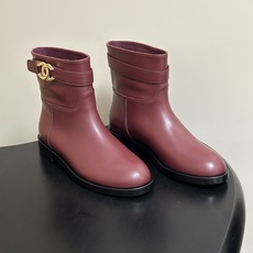 秋冬新款Chanel 小香26B 双C扣带直筒靴短靴/长靴系列 走秀款圆头粗跟长靴骑士靴直筒靴 非常爆真的是很耐看越看越 秋冬新款Chanel 小香26B 双C扣带直筒靴短靴/长靴系列 走秀款圆头粗跟长靴骑士靴直筒靴 非常爆真的是很耐看越看越