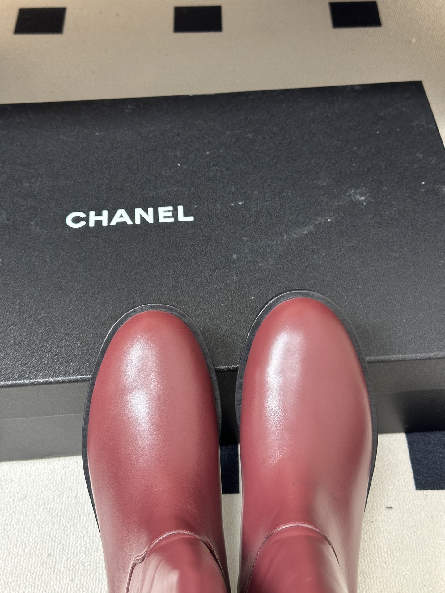 秋冬新款Chanel 小香26B 双C扣带直筒靴短靴/长靴系列 走秀款圆头粗跟长靴骑士靴直筒靴 非常爆真的是很耐看越看越 秋冬新款Chanel 小香26B 双C扣带直筒靴短靴/长靴系列 走秀款圆头粗跟长靴骑士靴直筒靴 非常爆真的是很耐看越看越