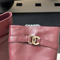 秋冬新款Chanel 小香26B 双C扣带直筒靴短靴/长靴系列 走秀款圆头粗跟长靴骑士靴直筒靴 非常爆真的是很耐看越看越 秋冬新款Chanel 小香26B 双C扣带直筒靴短靴/长靴系列 走秀款圆头粗跟长靴骑士靴直筒靴 非常爆真的是很耐看越看越