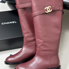 秋冬新款Chanel 小香26B 双C扣带直筒靴短靴/长靴系列 走秀款圆头粗跟长靴骑士靴直筒靴 非常爆真的是很耐看越看越 秋冬新款Chanel 小香26B 双C扣带直筒靴短靴/长靴系列 走秀款圆头粗跟长靴骑士靴直筒靴 非常爆真的是很耐看越看越