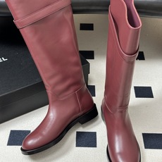 秋冬新款Chanel 小香26B 双C扣带直筒靴短靴/长靴系列 走秀款圆头粗跟长靴骑士靴直筒靴 非常爆真的是很耐看越看越 秋冬新款Chanel 小香26B 双C扣带直筒靴短靴/长靴系列 走秀款圆头粗跟长靴骑士靴直筒靴 非常爆真的是很耐看越看越