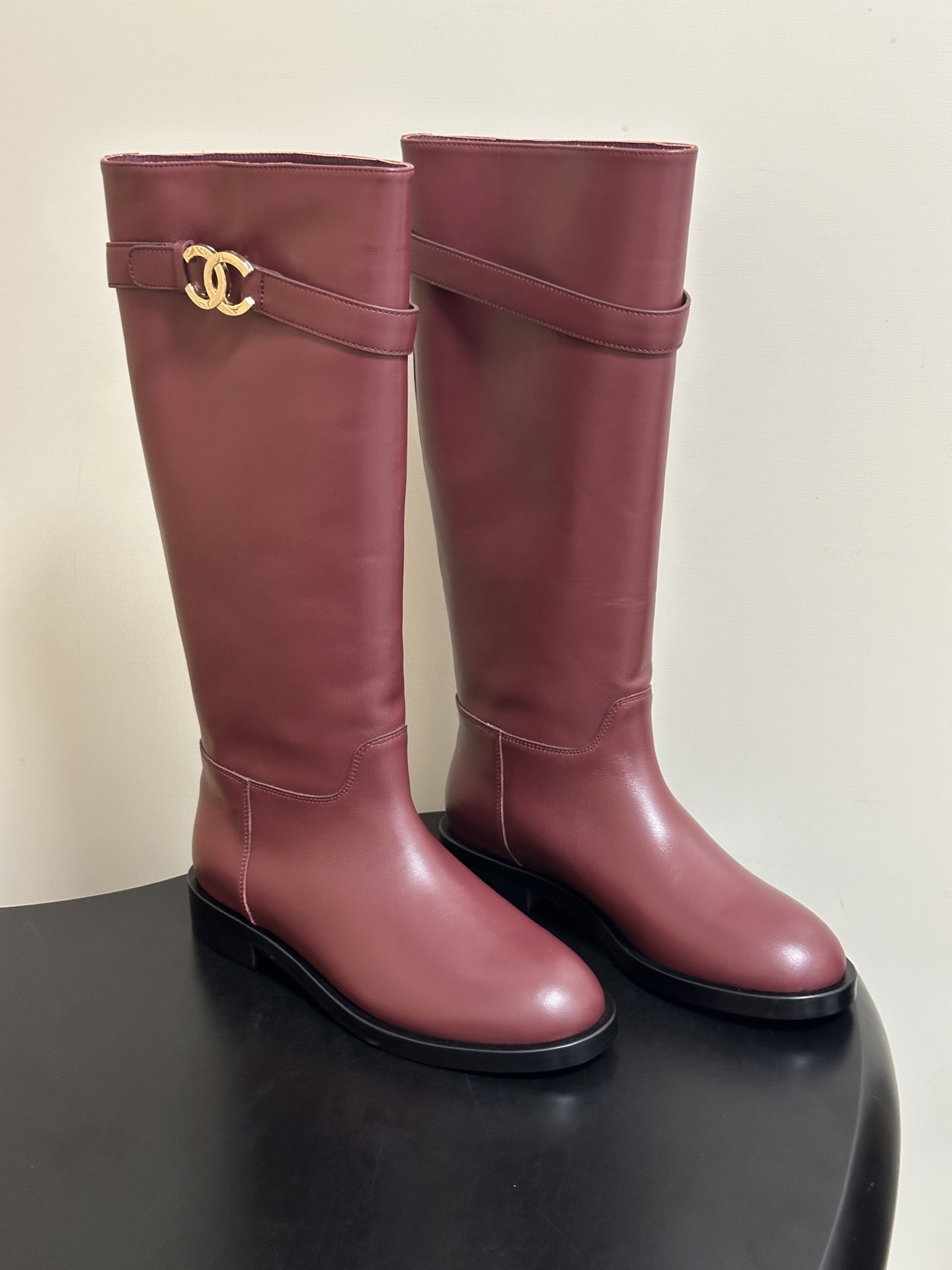 秋冬新款Chanel 小香26B 双C扣带直筒靴短靴/长靴系列 走秀款圆头粗跟长靴骑士靴直筒靴 非常爆真的是很耐看越看越 秋冬新款Chanel 小香26B 双C扣带直筒靴短靴/长靴系列 走秀款圆头粗跟长靴骑士靴直筒靴 非常爆真的是很耐看越看越