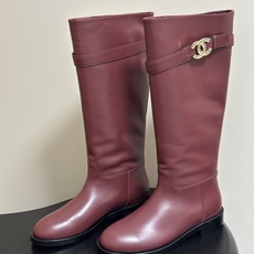 秋冬新款Chanel 小香26B 双C扣带直筒靴短靴/长靴系列 走秀款圆头粗跟长靴骑士靴直筒靴 非常爆真的是很耐看越看越 秋冬新款Chanel 小香26B 双C扣带直筒靴短靴/长靴系列 走秀款圆头粗跟长靴骑士靴直筒靴 非常爆真的是很耐看越看越