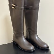秋冬新款Chanel 小香26B 双C扣带直筒靴短靴/长靴系列 走秀款圆头粗跟长靴骑士靴直筒靴 非常爆真的是很耐看越看越 秋冬新款Chanel 小香26B 双C扣带直筒靴短靴/长靴系列 走秀款圆头粗跟长靴骑士靴直筒靴 非常爆真的是很耐看越看越