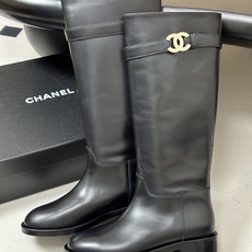 秋冬新款Chanel 小香26B 双C扣带直筒靴短靴/长靴系列 走秀款圆头粗跟长靴骑士靴直筒靴 非常爆真的是很耐看越看越 秋冬新款Chanel 小香26B 双C扣带直筒靴短靴/长靴系列 走秀款圆头粗跟长靴骑士靴直筒靴 非常爆真的是很耐看越看越