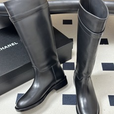 秋冬新款Chanel 小香26B 双C扣带直筒靴短靴/长靴系列 走秀款圆头粗跟长靴骑士靴直筒靴 非常爆真的是很耐看越看越 秋冬新款Chanel 小香26B 双C扣带直筒靴短靴/长靴系列 走秀款圆头粗跟长靴骑士靴直筒靴 非常爆真的是很耐看越看越
