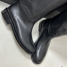 秋冬新款Chanel 小香26B 双C扣带直筒靴短靴/长靴系列 走秀款圆头粗跟长靴骑士靴直筒靴 非常爆真的是很耐看越看越 秋冬新款Chanel 小香26B 双C扣带直筒靴短靴/长靴系列 走秀款圆头粗跟长靴骑士靴直筒靴 非常爆真的是很耐看越看越