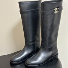 秋冬新款Chanel 小香26B 双C扣带直筒靴短靴/长靴系列 走秀款圆头粗跟长靴骑士靴直筒靴 非常爆真的是很耐看越看越 秋冬新款Chanel 小香26B 双C扣带直筒靴短靴/长靴系列 走秀款圆头粗跟长靴骑士靴直筒靴 非常爆真的是很耐看越看越