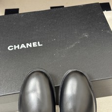 秋冬新款Chanel 小香26B 双C扣带直筒靴短靴/长靴系列 走秀款圆头粗跟长靴骑士靴直筒靴 非常爆真的是很耐看越看越 秋冬新款Chanel 小香26B 双C扣带直筒靴短靴/长靴系列 走秀款圆头粗跟长靴骑士靴直筒靴 非常爆真的是很耐看越看越