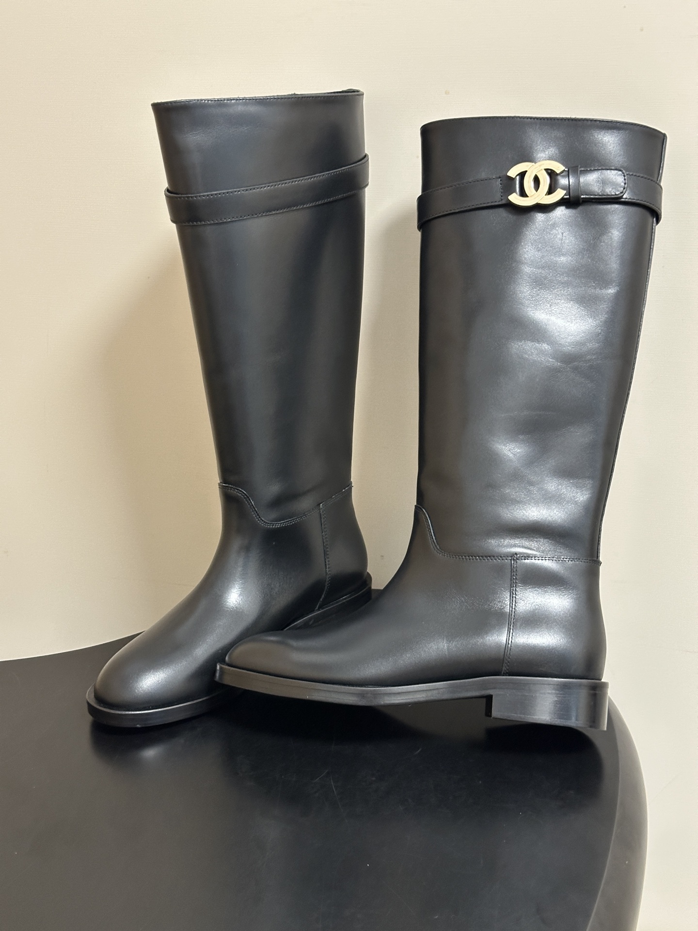 秋冬新款Chanel 小香26B 双C扣带直筒靴短靴/长靴系列 走秀款圆头粗跟长靴骑士靴直筒靴 非常爆真的是很耐看越看越 秋冬新款Chanel 小香26B 双C扣带直筒靴短靴/长靴系列 走秀款圆头粗跟长靴骑士靴直筒靴 非常爆真的是很耐看越看越