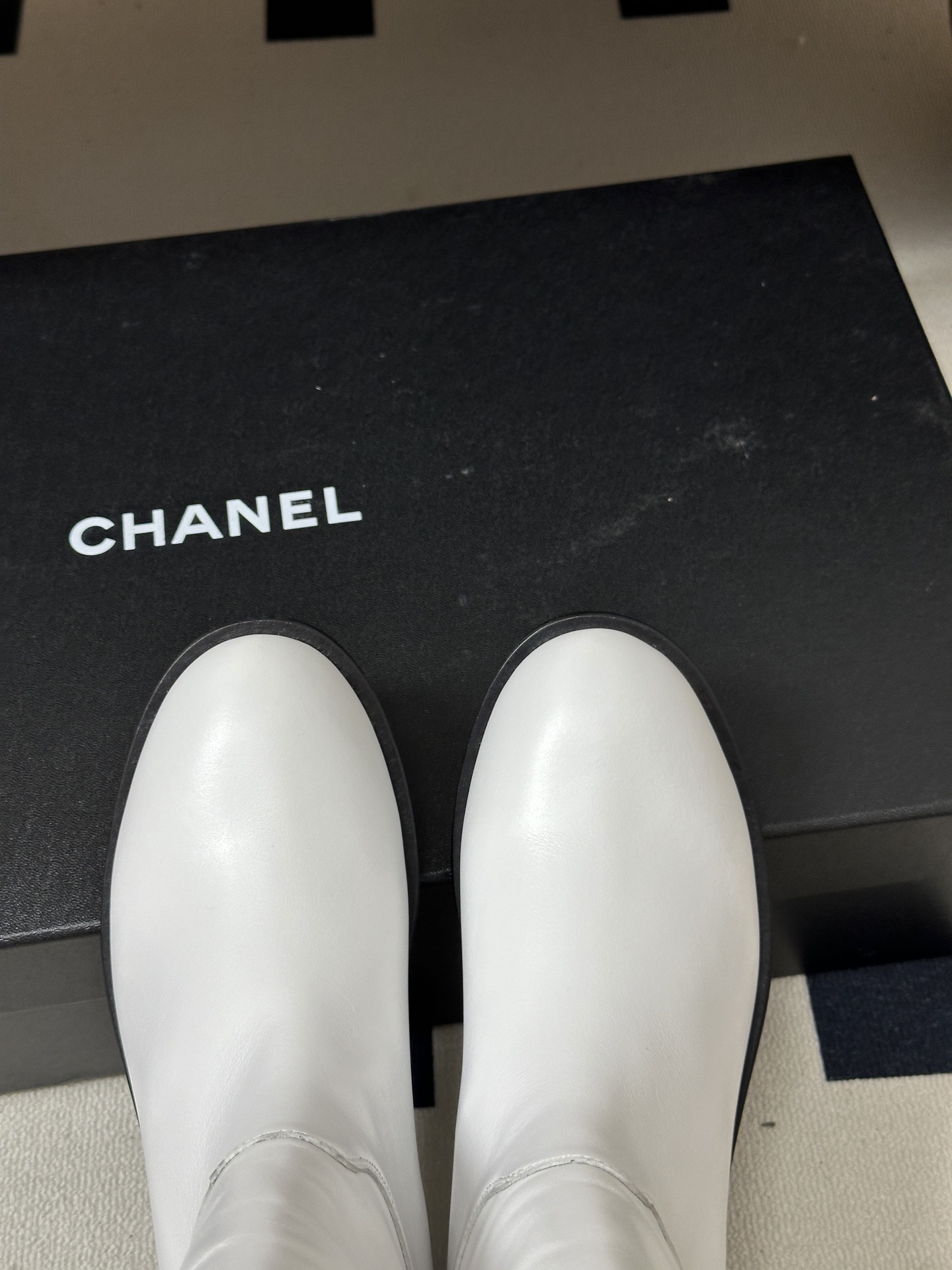 秋冬新款Chanel 小香26B 双C扣带直筒靴短靴/长靴系列 走秀款圆头粗跟长靴骑士靴直筒靴 非常爆真的是很耐看越看越 秋冬新款Chanel 小香26B 双C扣带直筒靴短靴/长靴系列 走秀款圆头粗跟长靴骑士靴直筒靴 非常爆真的是很耐看越看越