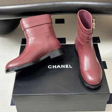 秋冬新款Chanel 小香26B 双C扣带直筒靴短靴/长靴系列 走秀款圆头粗跟长靴骑士靴直筒靴 非常爆真的是很耐看越看越 秋冬新款Chanel 小香26B 双C扣带直筒靴短靴/长靴系列 走秀款圆头粗跟长靴骑士靴直筒靴 非常爆真的是很耐看越看越