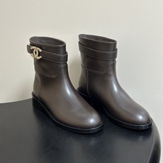 秋冬新款Chanel 小香26B 双C扣带直筒靴短靴/长靴系列 走秀款圆头粗跟长靴骑士靴直筒靴 非常爆真的是很耐看越看越 秋冬新款Chanel 小香26B 双C扣带直筒靴短靴/长靴系列 走秀款圆头粗跟长靴骑士靴直筒靴 非常爆真的是很耐看越看越