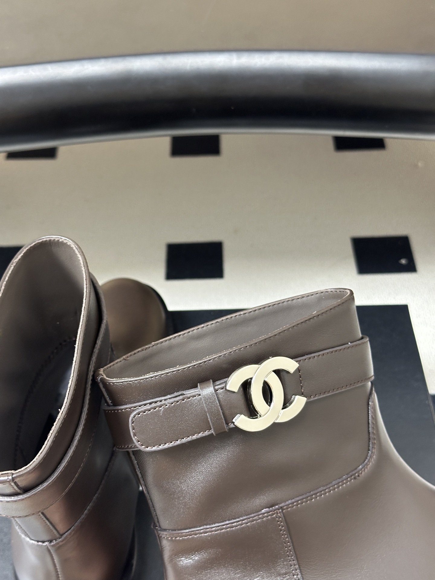 秋冬新款Chanel 小香26B 双C扣带直筒靴短靴/长靴系列 走秀款圆头粗跟长靴骑士靴直筒靴 非常爆真的是很耐看越看越 秋冬新款Chanel 小香26B 双C扣带直筒靴短靴/长靴系列 走秀款圆头粗跟长靴骑士靴直筒靴 非常爆真的是很耐看越看越