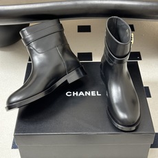 秋冬新款Chanel 小香26B 双C扣带直筒靴短靴/长靴系列 走秀款圆头粗跟长靴骑士靴直筒靴 非常爆真的是很耐看越看越 秋冬新款Chanel 小香26B 双C扣带直筒靴短靴/长靴系列 走秀款圆头粗跟长靴骑士靴直筒靴 非常爆真的是很耐看越看越