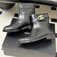 秋冬新款Chanel 小香26B 双C扣带直筒靴短靴/长靴系列 走秀款圆头粗跟长靴骑士靴直筒靴 非常爆真的是很耐看越看越 秋冬新款Chanel 小香26B 双C扣带直筒靴短靴/长靴系列 走秀款圆头粗跟长靴骑士靴直筒靴 非常爆真的是很耐看越看越