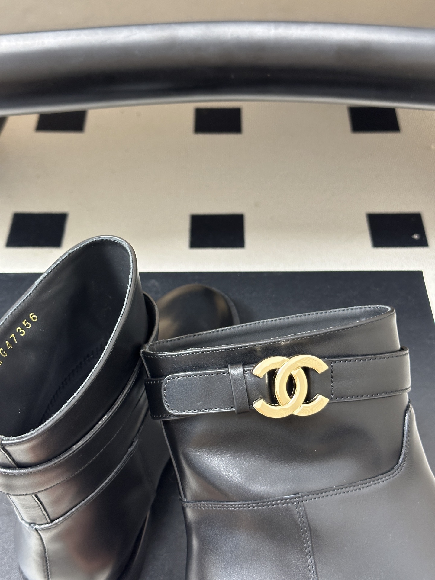 秋冬新款Chanel 小香26B 双C扣带直筒靴短靴/长靴系列 走秀款圆头粗跟长靴骑士靴直筒靴 非常爆真的是很耐看越看越 秋冬新款Chanel 小香26B 双C扣带直筒靴短靴/长靴系列 走秀款圆头粗跟长靴骑士靴直筒靴 非常爆真的是很耐看越看越