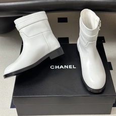 秋冬新款Chanel 小香26B 双C扣带直筒靴短靴/长靴系列 走秀款圆头粗跟长靴骑士靴直筒靴 非常爆真的是很耐看越看越 秋冬新款Chanel 小香26B 双C扣带直筒靴短靴/长靴系列 走秀款圆头粗跟长靴骑士靴直筒靴 非常爆真的是很耐看越看越