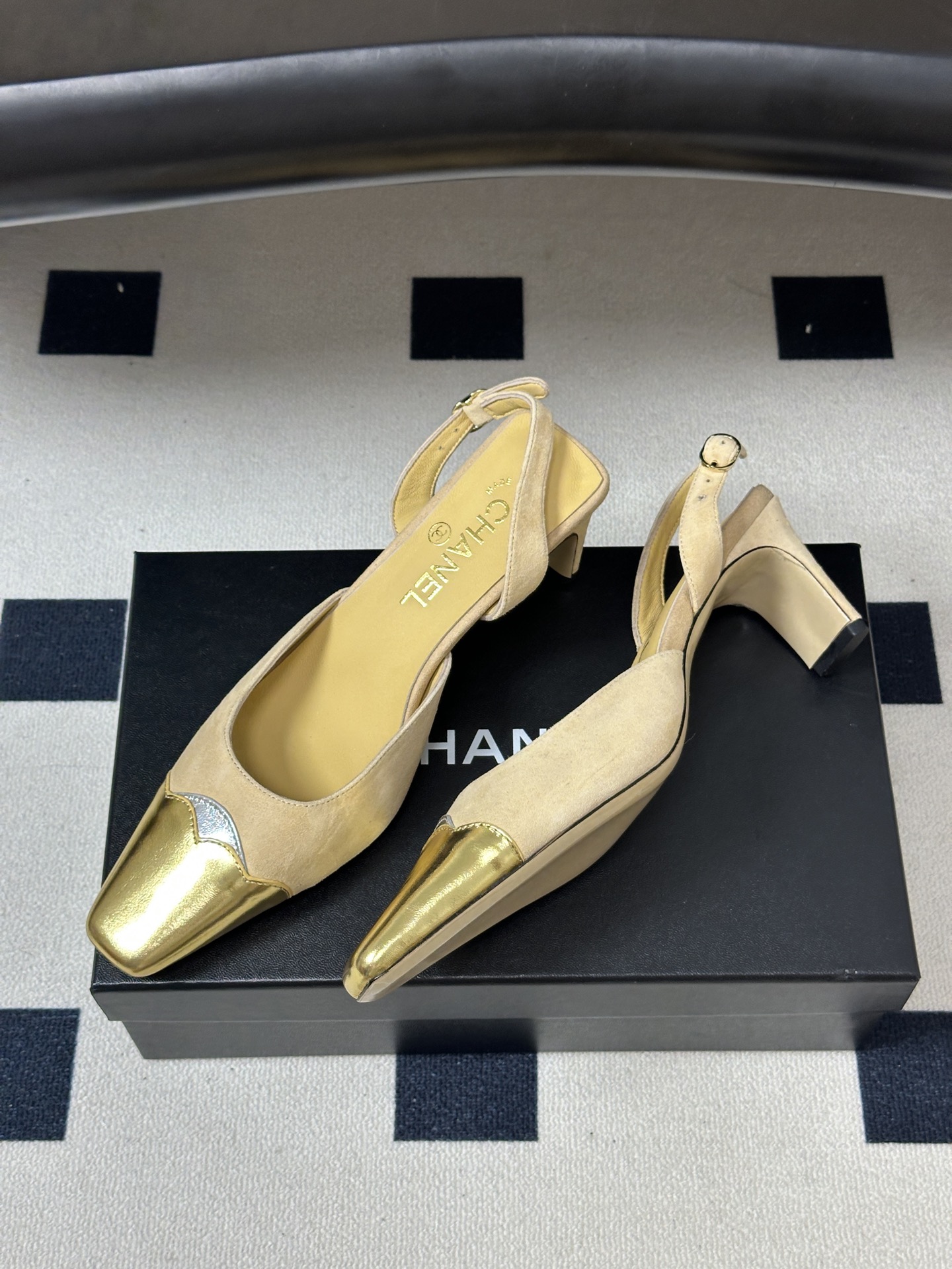 2026春夏新款 Chanel 小香走秀款 小方头金头高跟凉鞋复古风浅口粗高跟单鞋 鞋头的金属色是品牌最具辨识度的元素, 2026春夏新款 Chanel 小香走秀款 小方头金头高跟凉鞋复古风浅口粗高跟单鞋 鞋头的金属色是品牌最具辨识度的元素,