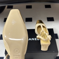 2026春夏新款 Chanel 小香走秀款 小方头金头T字带高跟凉鞋复古风浅口粗高跟单鞋 鞋头的金属色是品牌最具辨识度的 2026春夏新款 Chanel 小香走秀款 小方头金头T字带高跟凉鞋复古风浅口粗高跟单鞋 鞋头的金属色是品牌最具辨识度的