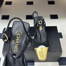 2026春夏新款 Chanel 小香走秀款 小方头金头T字带高跟凉鞋复古风浅口粗高跟单鞋 鞋头的金属色是品牌最具辨识度的 2026春夏新款 Chanel 小香走秀款 小方头金头T字带高跟凉鞋复古风浅口粗高跟单鞋 鞋头的金属色是品牌最具辨识度的