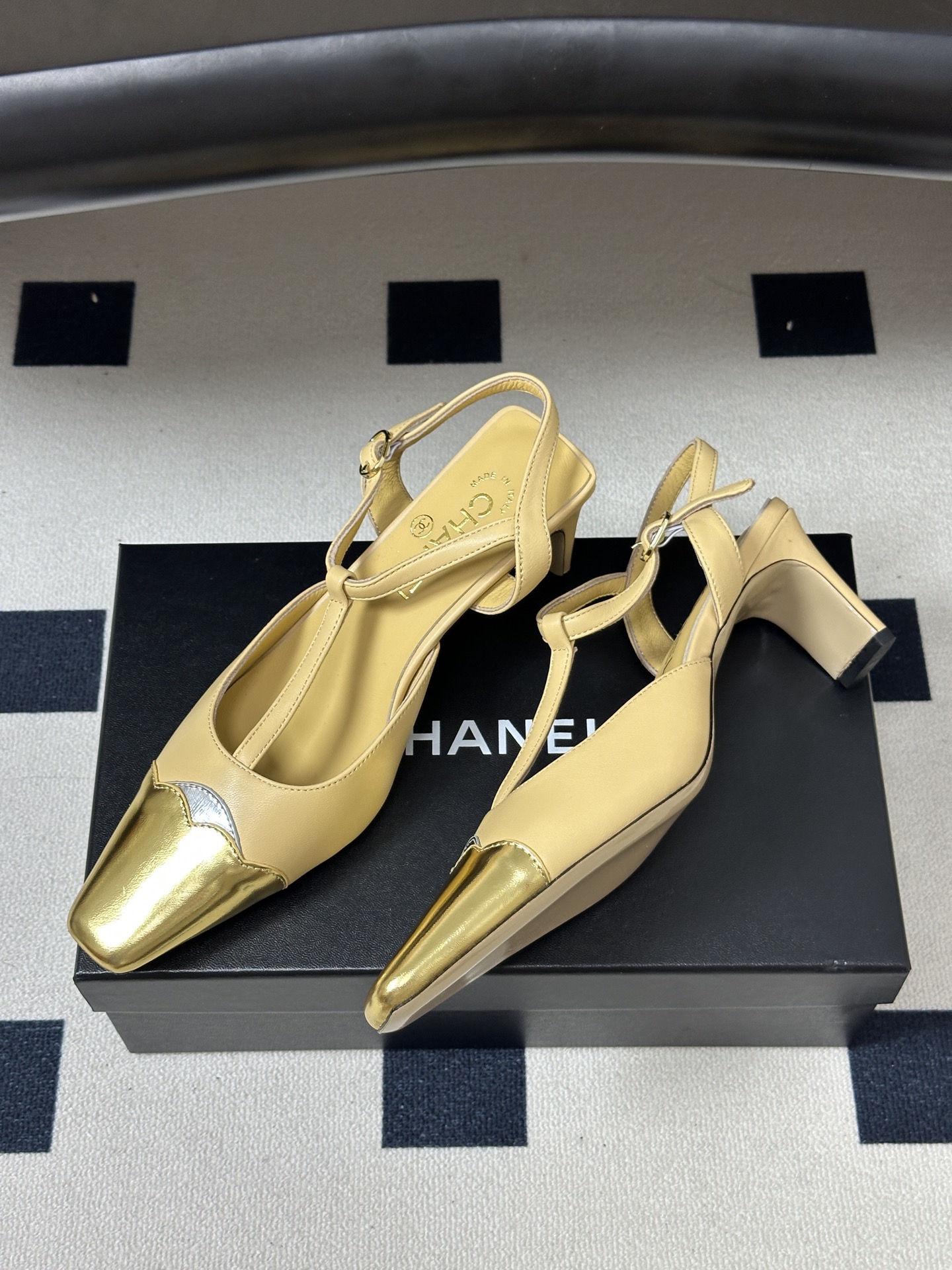 2026春夏新款 Chanel 小香走秀款 小方头金头T字带高跟凉鞋复古风浅口粗高跟单鞋 鞋头的金属色是品牌最具辨识度的 2026春夏新款 Chanel 小香走秀款 小方头金头T字带高跟凉鞋复古风浅口粗高跟单鞋 鞋头的金属色是品牌最具辨识度的