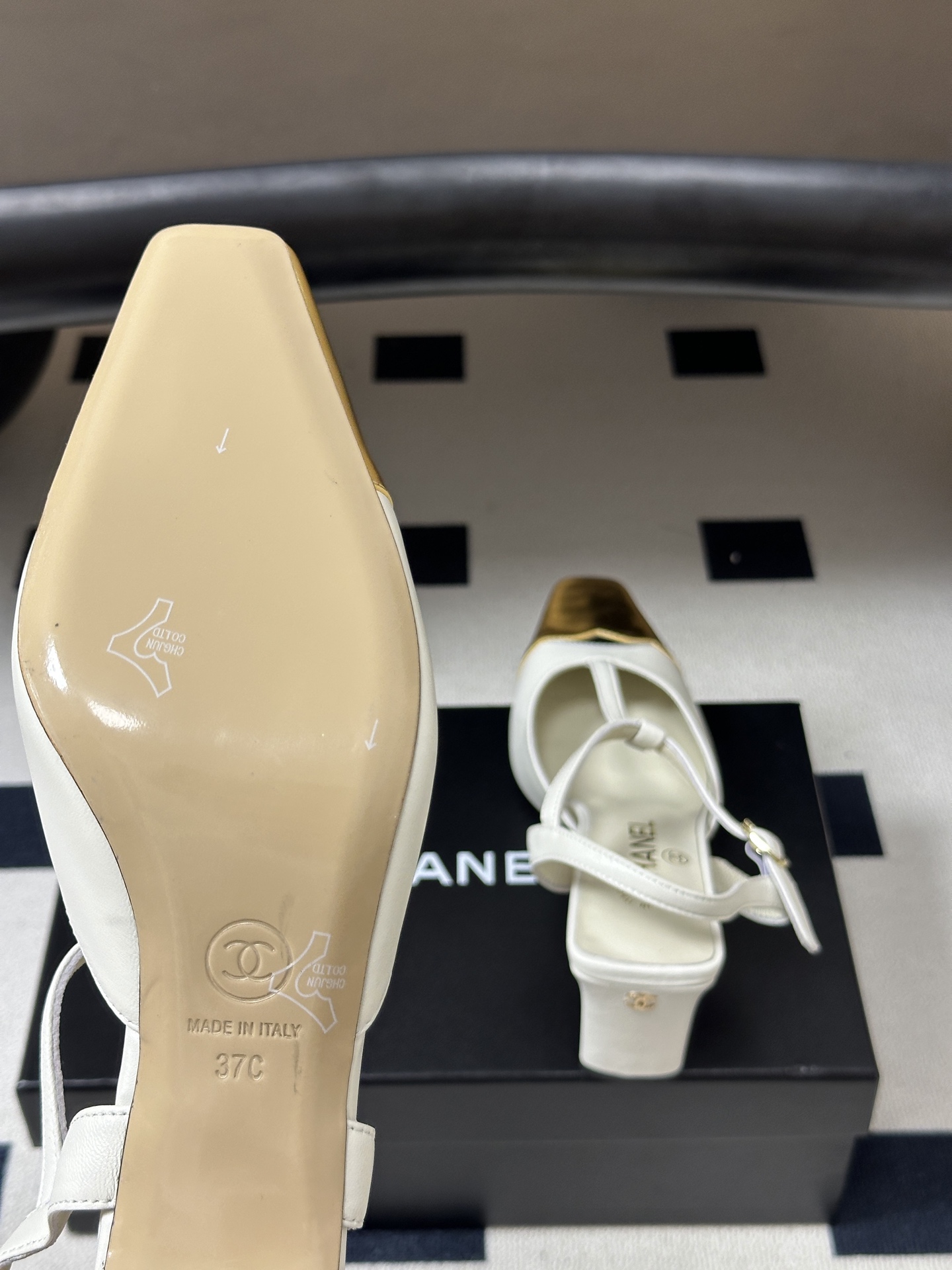 2026春夏新款 Chanel 小香走秀款 小方头金头T字带高跟凉鞋复古风浅口粗高跟单鞋 鞋头的金属色是品牌最具辨识度的 2026春夏新款 Chanel 小香走秀款 小方头金头T字带高跟凉鞋复古风浅口粗高跟单鞋 鞋头的金属色是品牌最具辨识度的