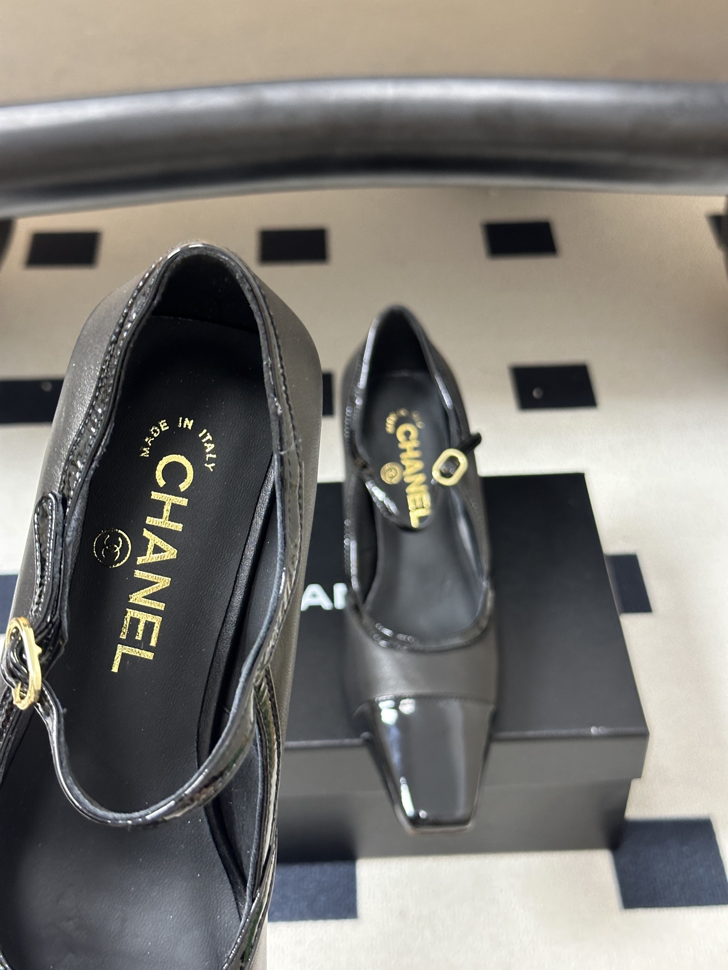 Chanel 香奈儿2026春夏新款 小香走秀款经典双拼色小方头高跟鞋一字扣带玛丽珍鞋 采用了经典且优雅的设计风格,同时 Chanel 香奈儿2026春夏新款 小香走秀款经典双拼色小方头高跟鞋一字扣带玛丽珍鞋 采用了经典且优雅的设计风格,同时