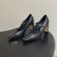Chanel 香奈儿2026春夏新款 小香走秀款经典双拼色小方头高跟鞋一字扣带玛丽珍鞋 采用了经典且优雅的设计风格,同时 Chanel 香奈儿2026春夏新款 小香走秀款经典双拼色小方头高跟鞋一字扣带玛丽珍鞋 采用了经典且优雅的设计风格,同时
