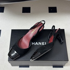 Chanel 香奈儿2026春夏新款 小香 26B走秀款经典双C粗跟后空凉鞋方平头高跟鞋 采用了经典且优雅的设计风格,同 Chanel 香奈儿2026春夏新款 小香 26B走秀款经典双C粗跟后空凉鞋方平头高跟鞋 采用了经典且优雅的设计风格,同