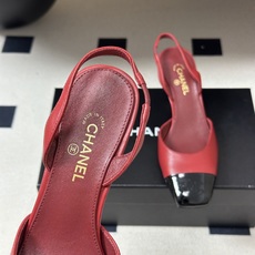 Chanel 香奈儿2026春夏新款 小香 26B走秀款经典双C粗跟后空凉鞋方平头高跟鞋 采用了经典且优雅的设计风格,同 Chanel 香奈儿2026春夏新款 小香 26B走秀款经典双C粗跟后空凉鞋方平头高跟鞋 采用了经典且优雅的设计风格,同