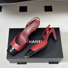 Chanel 香奈儿2026春夏新款 小香 26B走秀款经典双C粗跟后空凉鞋方平头高跟鞋 采用了经典且优雅的设计风格,同 Chanel 香奈儿2026春夏新款 小香 26B走秀款经典双C粗跟后空凉鞋方平头高跟鞋 采用了经典且优雅的设计风格,同
