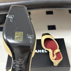 Chanel 香奈儿2026春夏新款 小香 26B走秀款经典双C粗跟后空凉鞋方平头高跟鞋 采用了经典且优雅的设计风格,同 Chanel 香奈儿2026春夏新款 小香 26B走秀款经典双C粗跟后空凉鞋方平头高跟鞋 采用了经典且优雅的设计风格,同