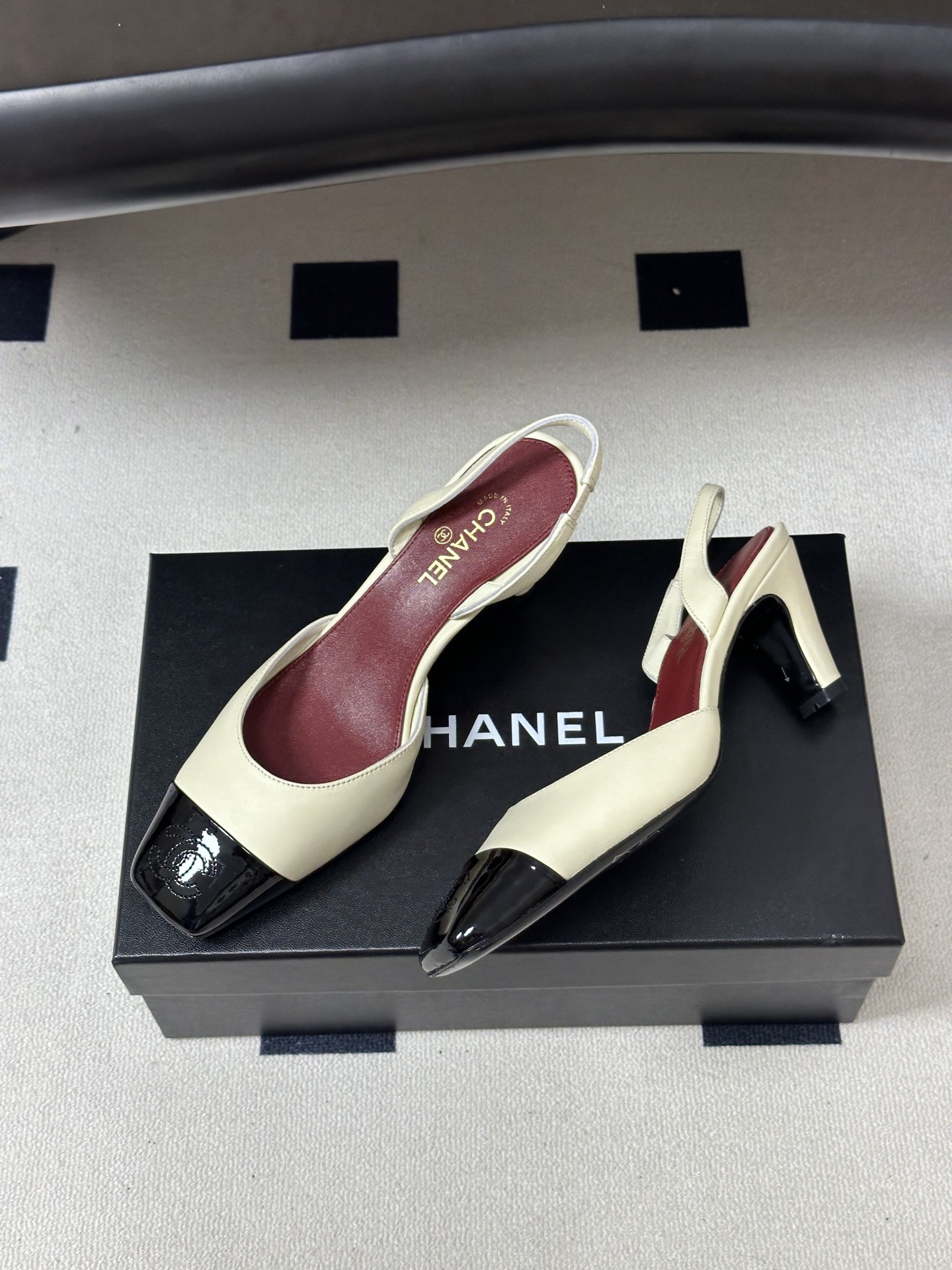 Chanel 香奈儿2026春夏新款 小香 26B走秀款经典双C粗跟后空凉鞋方平头高跟鞋 采用了经典且优雅的设计风格,同 Chanel 香奈儿2026春夏新款 小香 26B走秀款经典双C粗跟后空凉鞋方平头高跟鞋 采用了经典且优雅的设计风格,同