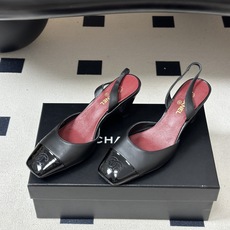 Chanel 香奈儿2026春夏新款 小香 26B走秀款经典双C粗跟后空凉鞋方平头高跟鞋 采用了经典且优雅的设计风格,同 Chanel 香奈儿2026春夏新款 小香 26B走秀款经典双C粗跟后空凉鞋方平头高跟鞋 采用了经典且优雅的设计风格,同