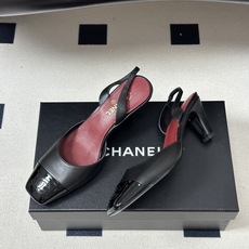 Chanel 香奈儿2026春夏新款 小香 26B走秀款经典双C粗跟后空凉鞋方平头高跟鞋 采用了经典且优雅的设计风格,同 Chanel 香奈儿2026春夏新款 小香 26B走秀款经典双C粗跟后空凉鞋方平头高跟鞋 采用了经典且优雅的设计风格,同